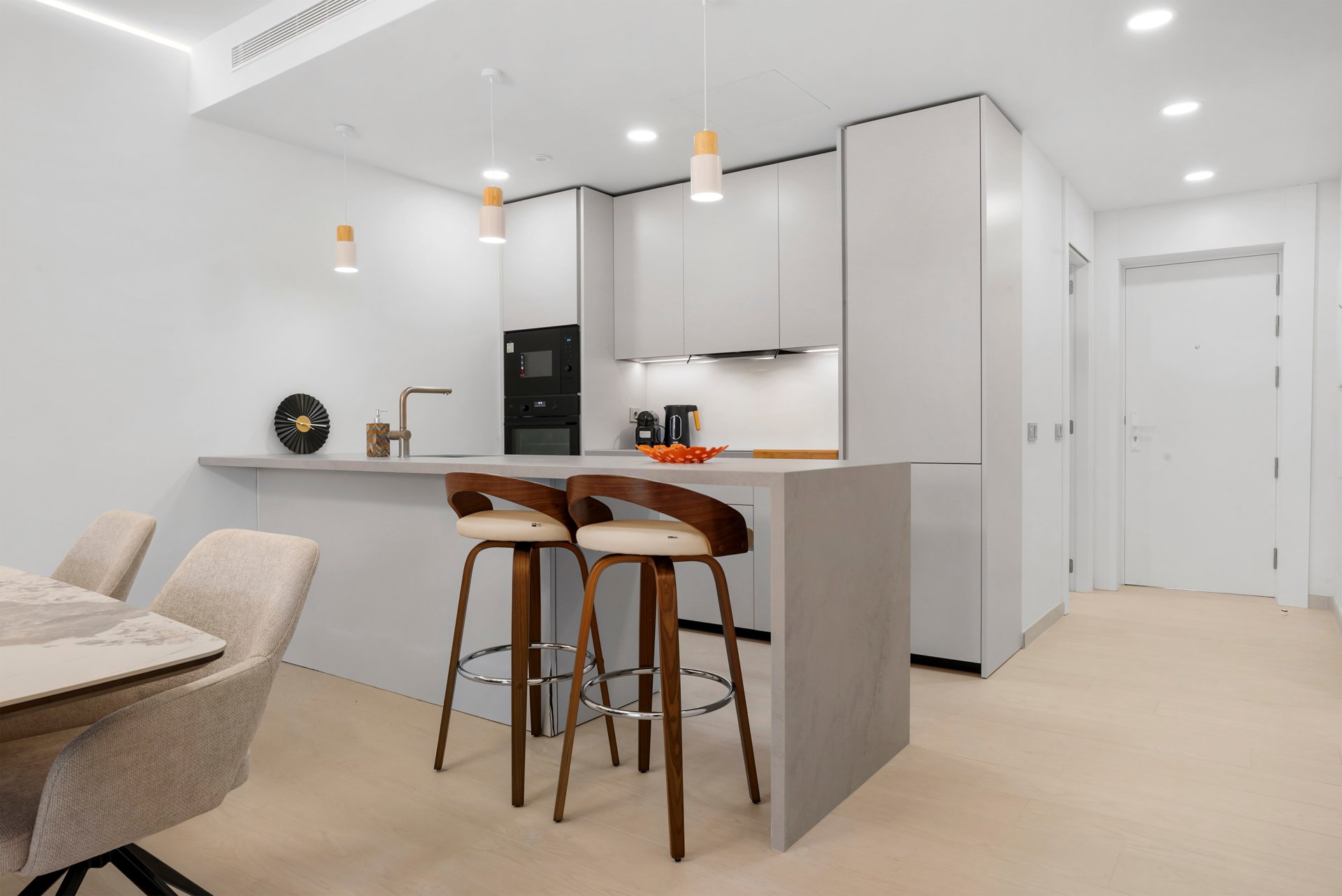 Elegante apartamento de 2 dormitorios con jardín privado y jacuzzi en Higuerón