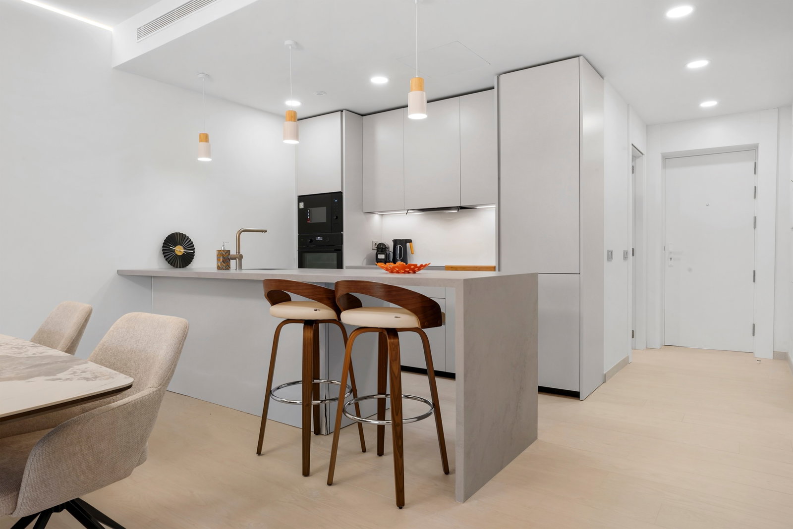 Elegante apartamento de 2 dormitorios con jardín privado y jacuzzi en Higuerón