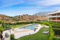 Elegante apartamento de 2 dormitorios con jardín privado y jacuzzi en Higuerón