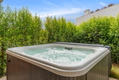 Elegante apartamento de 2 dormitorios con jardín privado y jacuzzi en Higuerón