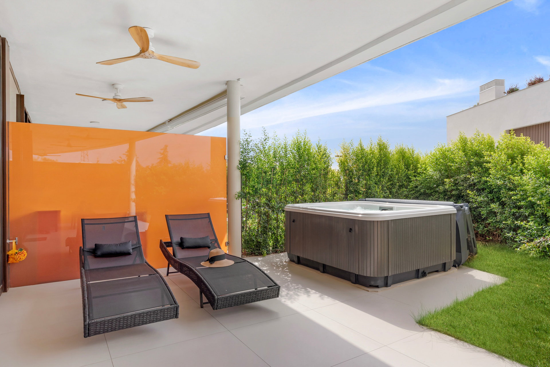 Elegante apartamento de 2 dormitorios con jardín privado y jacuzzi en Higuerón