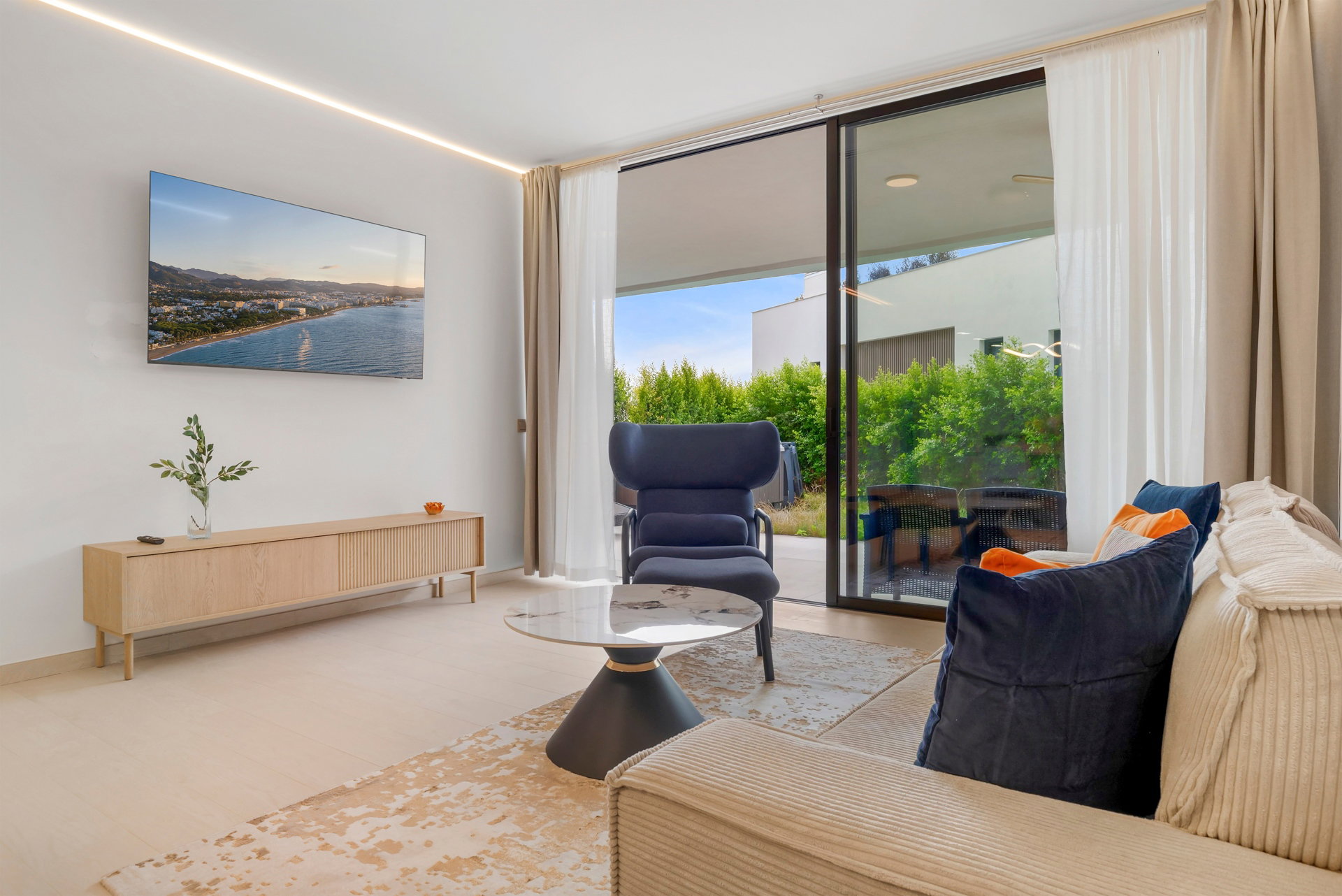 Elegante apartamento de 2 dormitorios con jardín privado y jacuzzi en Higuerón