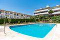 Relax en Calahonda: Jardines, piscinas y terraza soleada