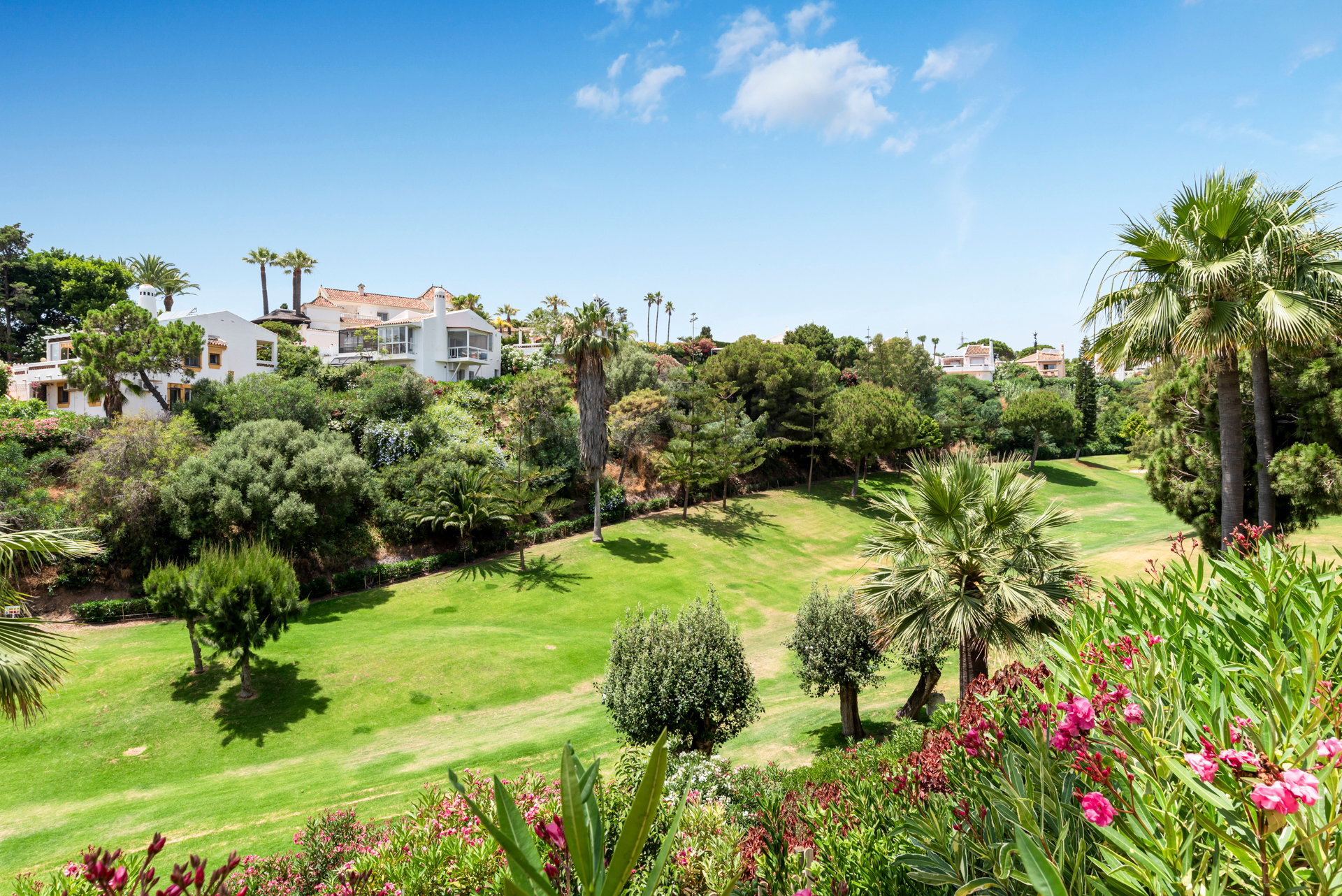 Relax en Calahonda: Jardines, piscinas y terraza soleada