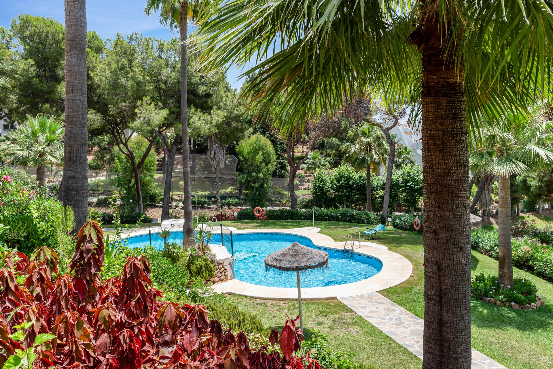 Relax en Calahonda: Jardines, piscinas y terraza soleada