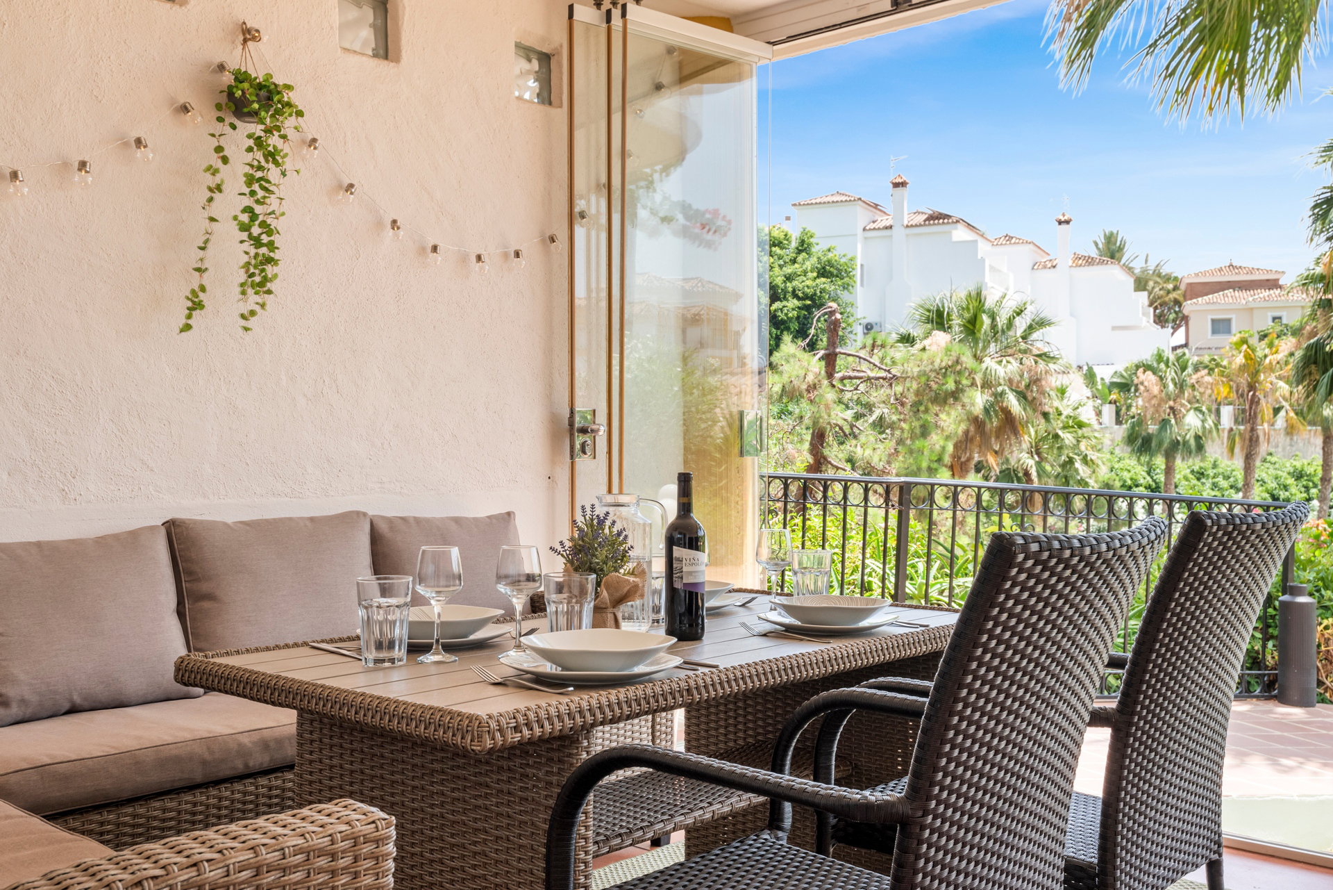 Relax en Calahonda: Jardines, piscinas y terraza soleada