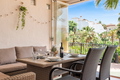 Relax en Calahonda: Jardines, piscinas y terraza soleada