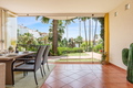 Relax en Calahonda: Jardines, piscinas y terraza soleada
