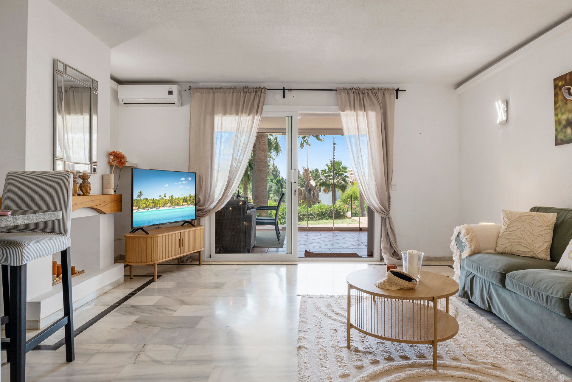 Relax en Calahonda: Jardines, piscinas y terraza soleada