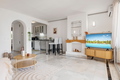 Relax en Calahonda: Jardines, piscinas y terraza soleada