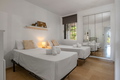 Relax en Calahonda: Jardines, piscinas y terraza soleada