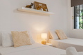 Relax en Calahonda: Jardines, piscinas y terraza soleada