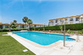Relax en Calahonda: Jardines, piscinas y terraza soleada