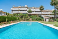 Relax en Calahonda: Jardines, piscinas y terraza soleada