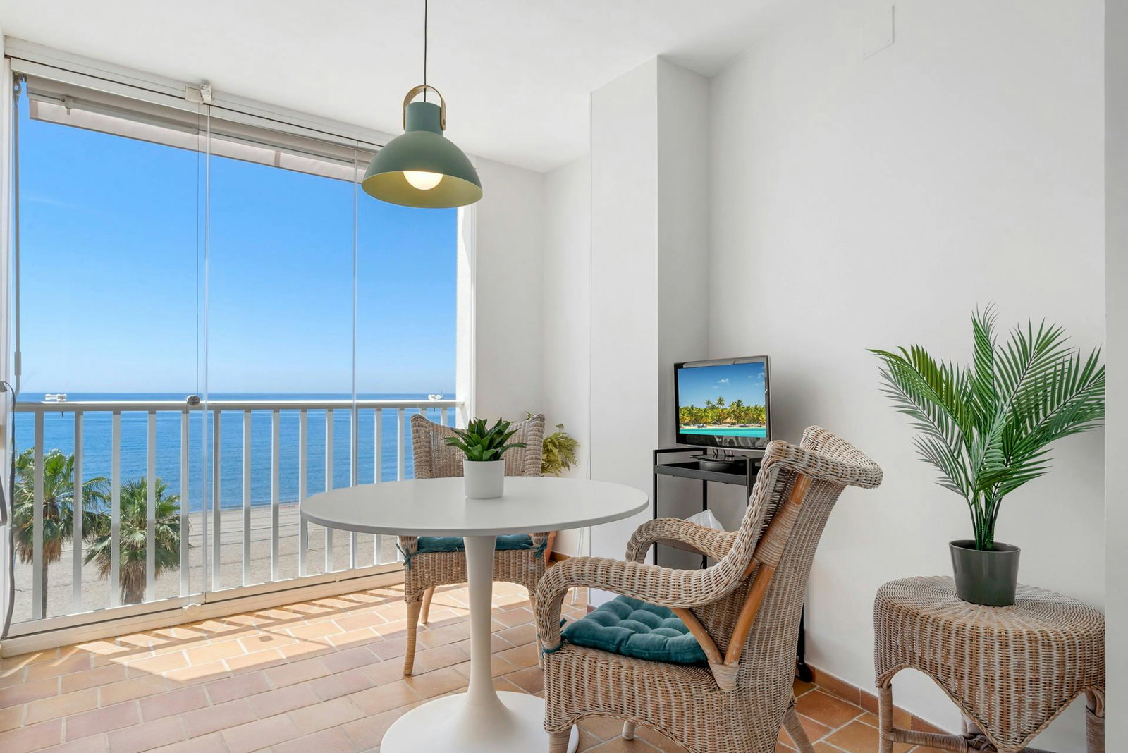 Encantador apartamento en primera línea de mar en Estepona