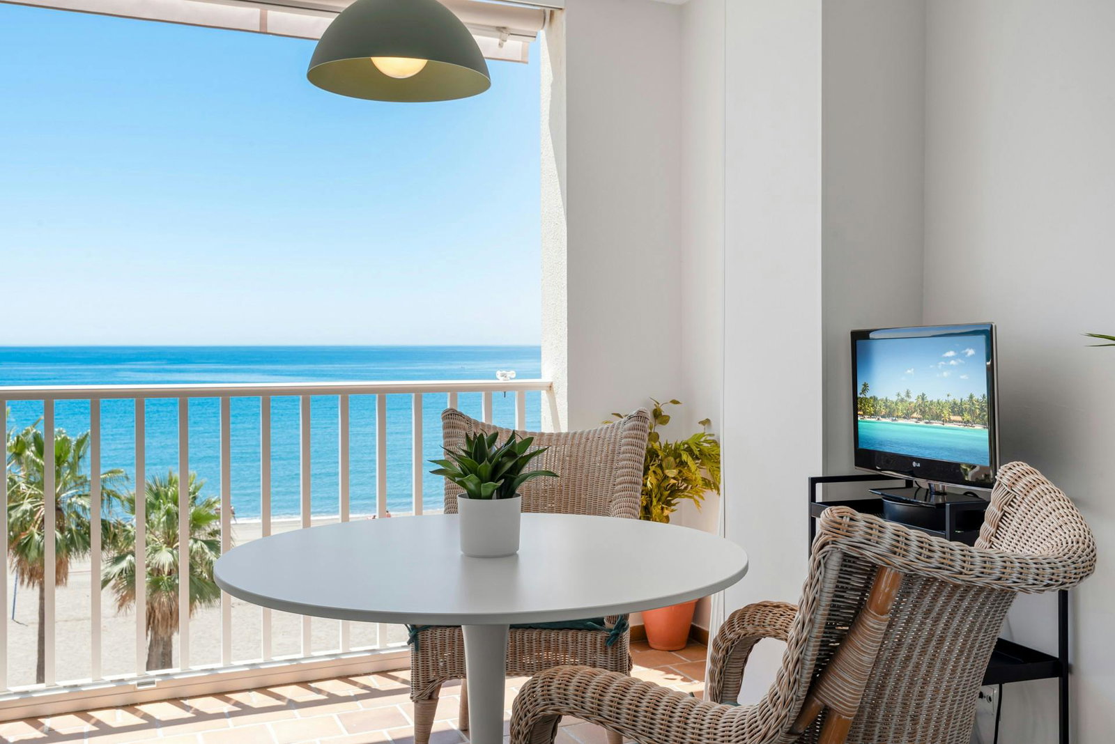 Encantador apartamento en primera línea de mar en Estepona
