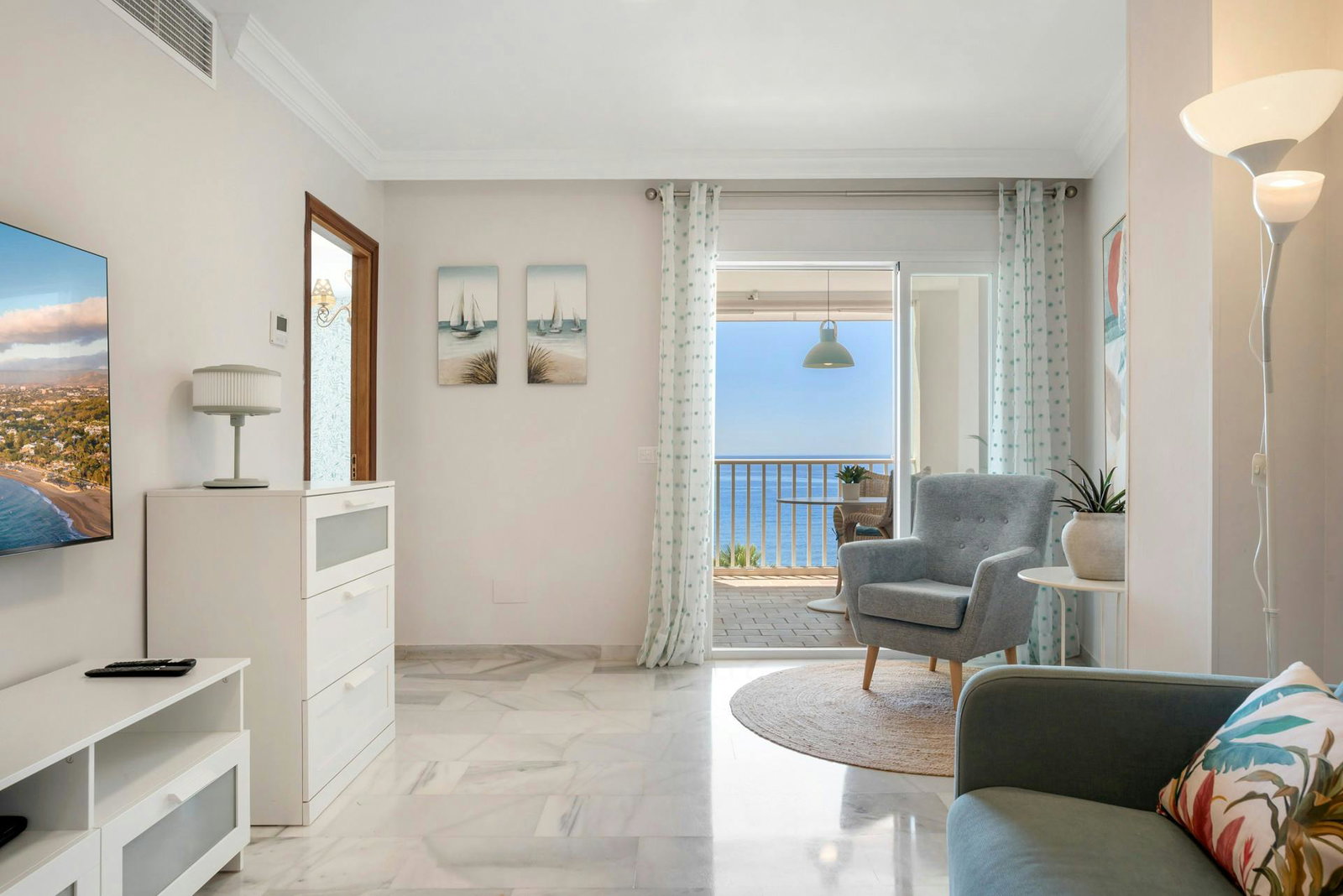 Encantador apartamento en primera línea de mar en Estepona