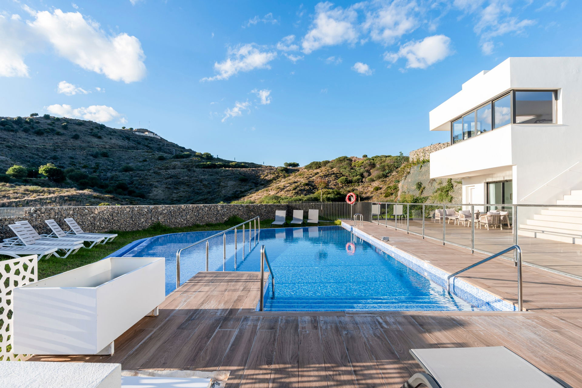 Casa moderna con vistas al mar en urbanización Alya