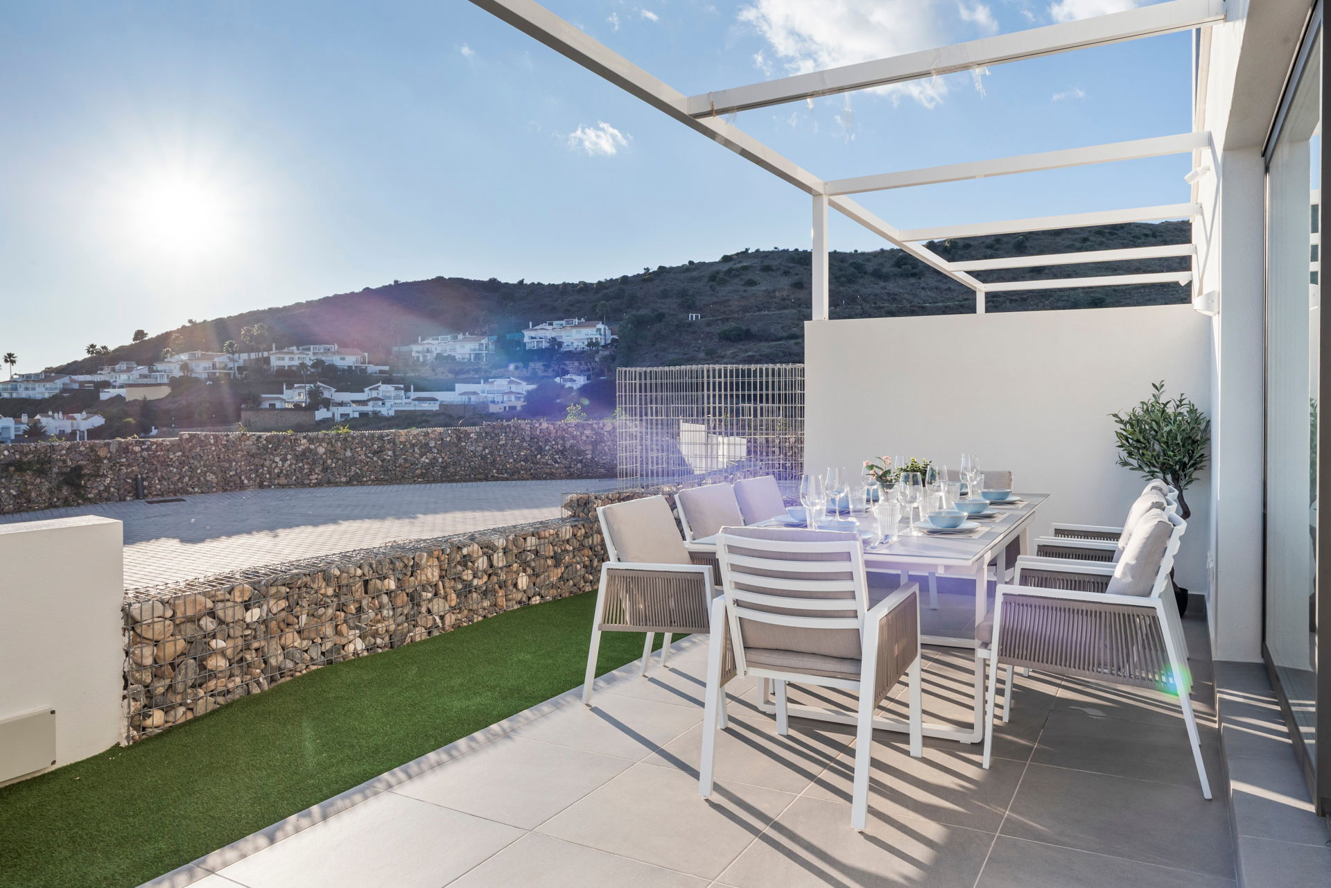 Casa moderna con vistas al mar en urbanización Alya