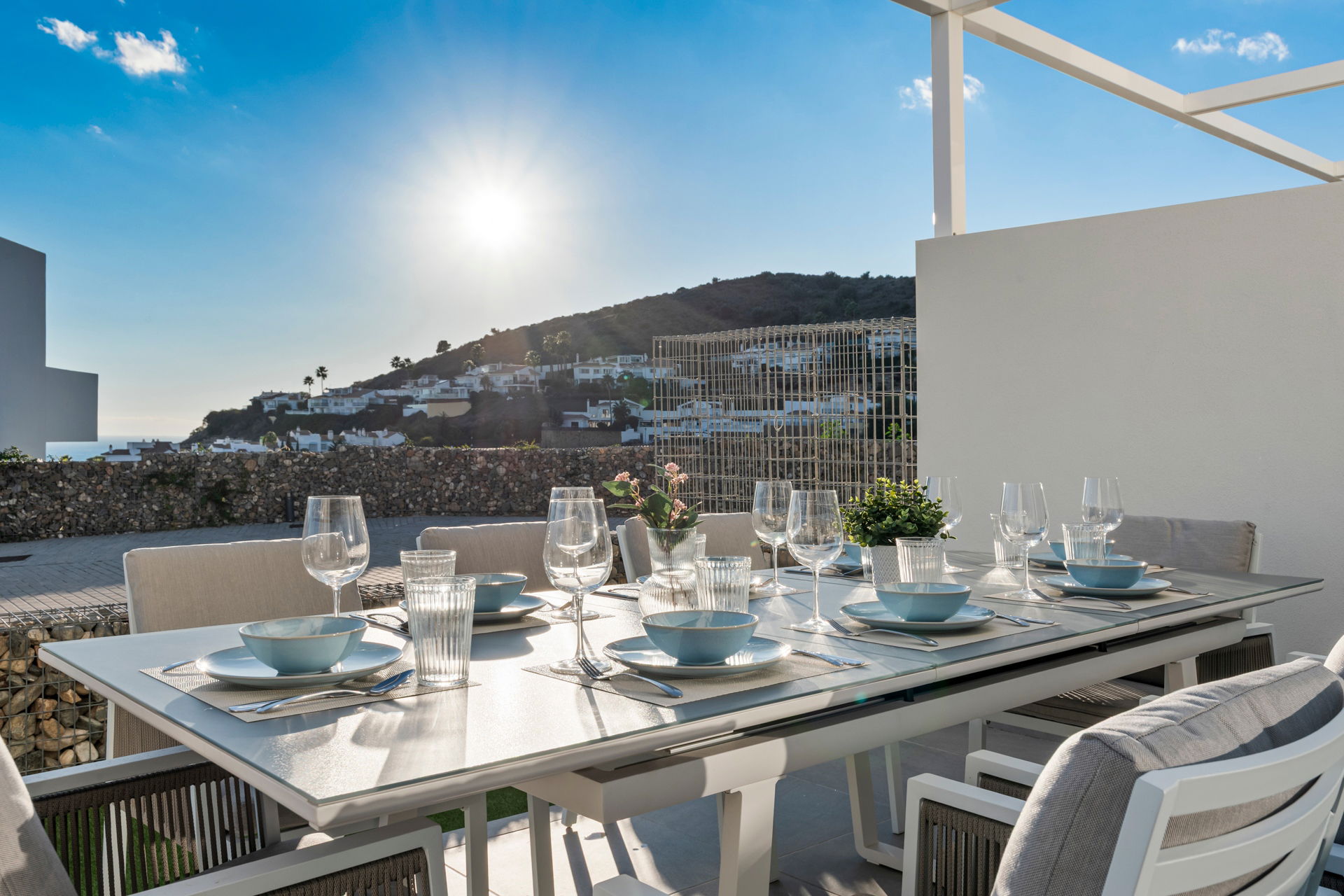 Casa moderna con vistas al mar en urbanización Alya