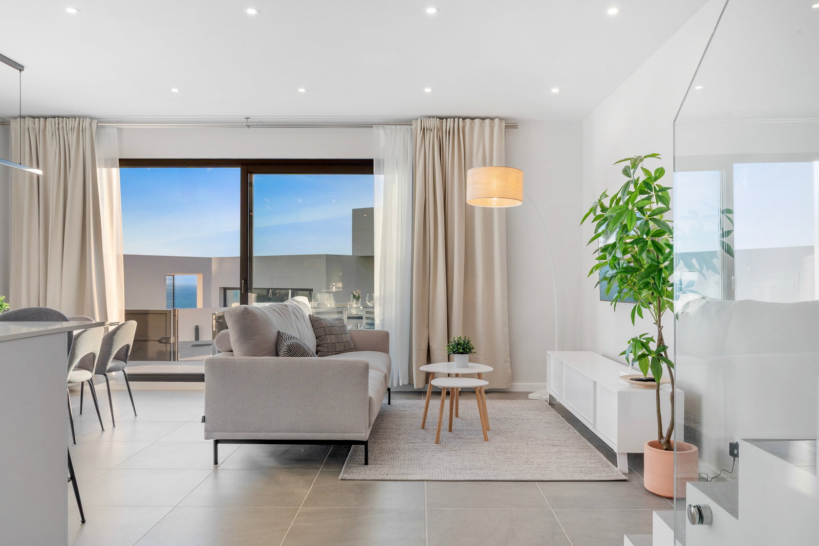Casa moderna de 4 dormitorios con vistas al mar