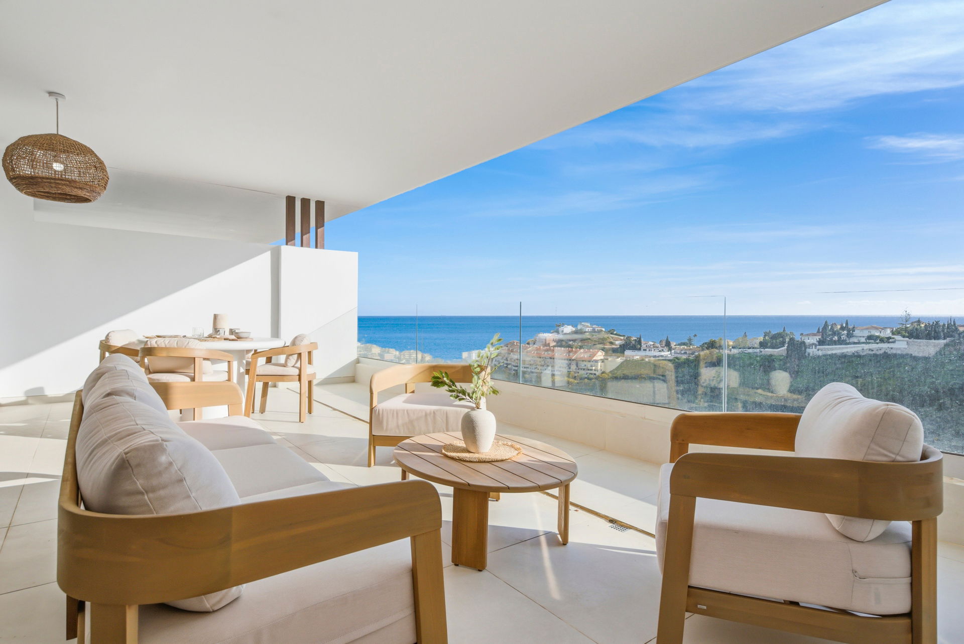 Exclusivo apartamento con terraza y vistas al mar en Lomas Higuerón