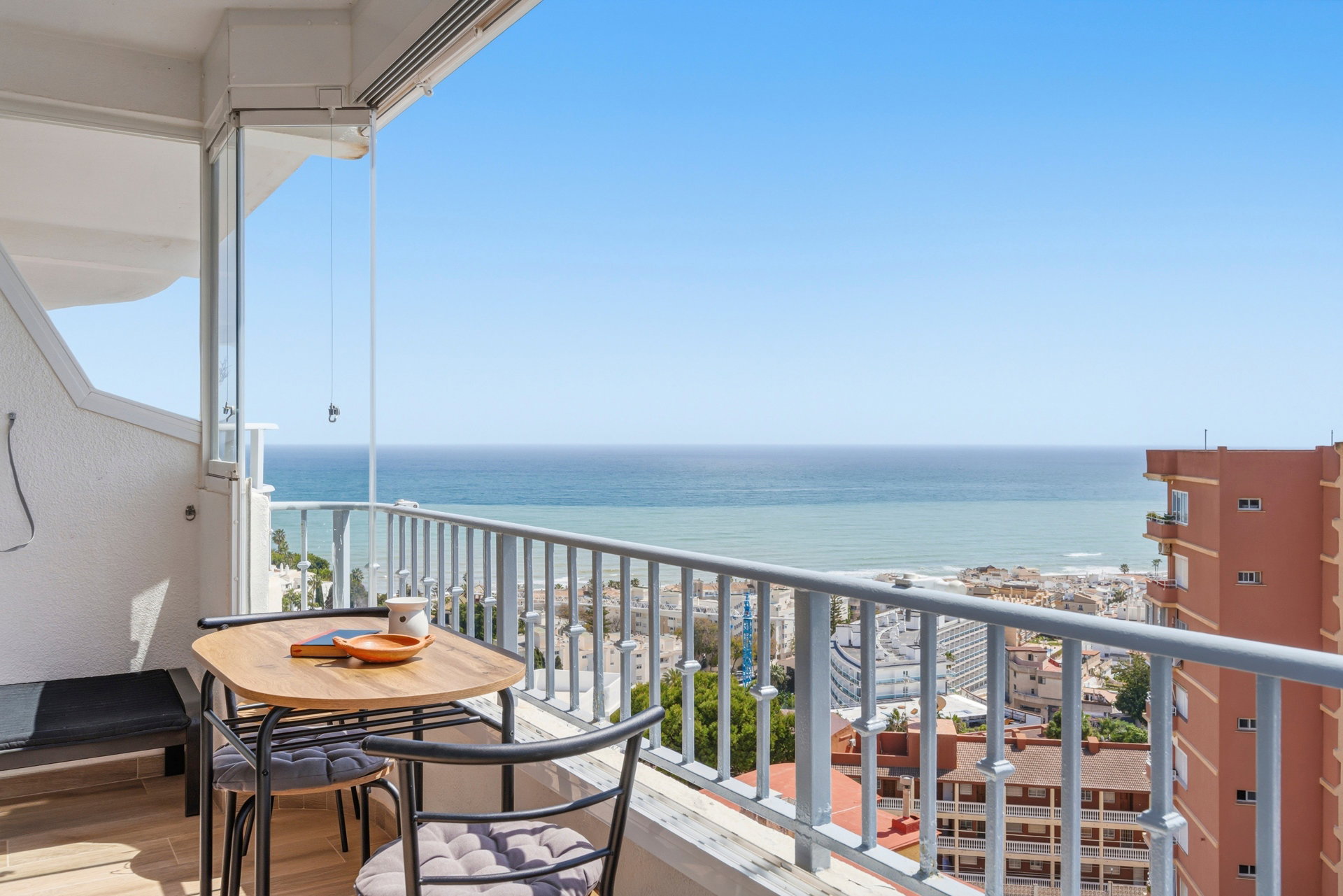 Bright, comfortable, modern apartment with spectacular sea views Torremolinos