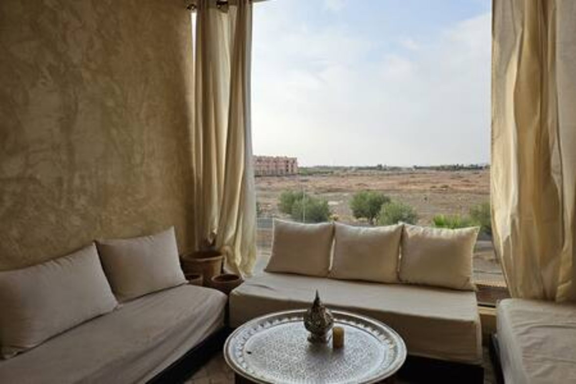 Modern spacious apartment. Pool & terrace with clear view. Ideal location
