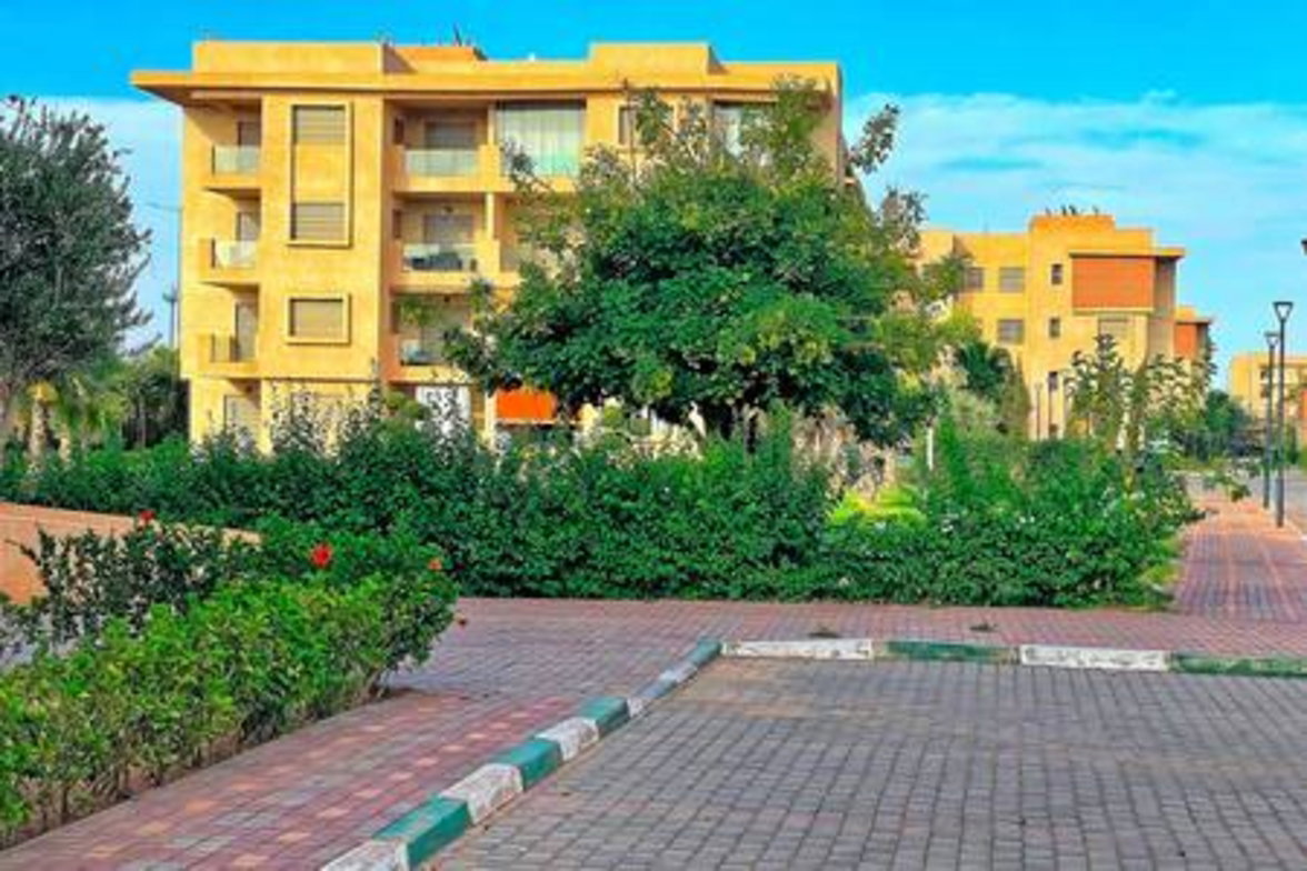 Modern spacious apartment. Pool & terrace with clear view. Ideal location
