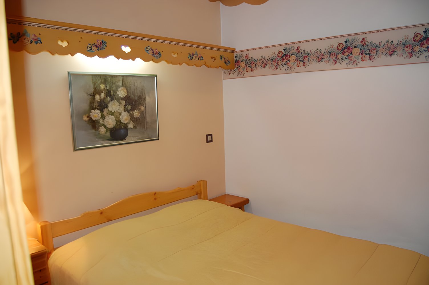 Step out your door and into the charming village of Champagny-en-Vanoise. This photo captures the lively atmosphere of the local market, just a short walk from your apartment.  Enjoy fresh produce, local crafts, and the friendly faces of the community.