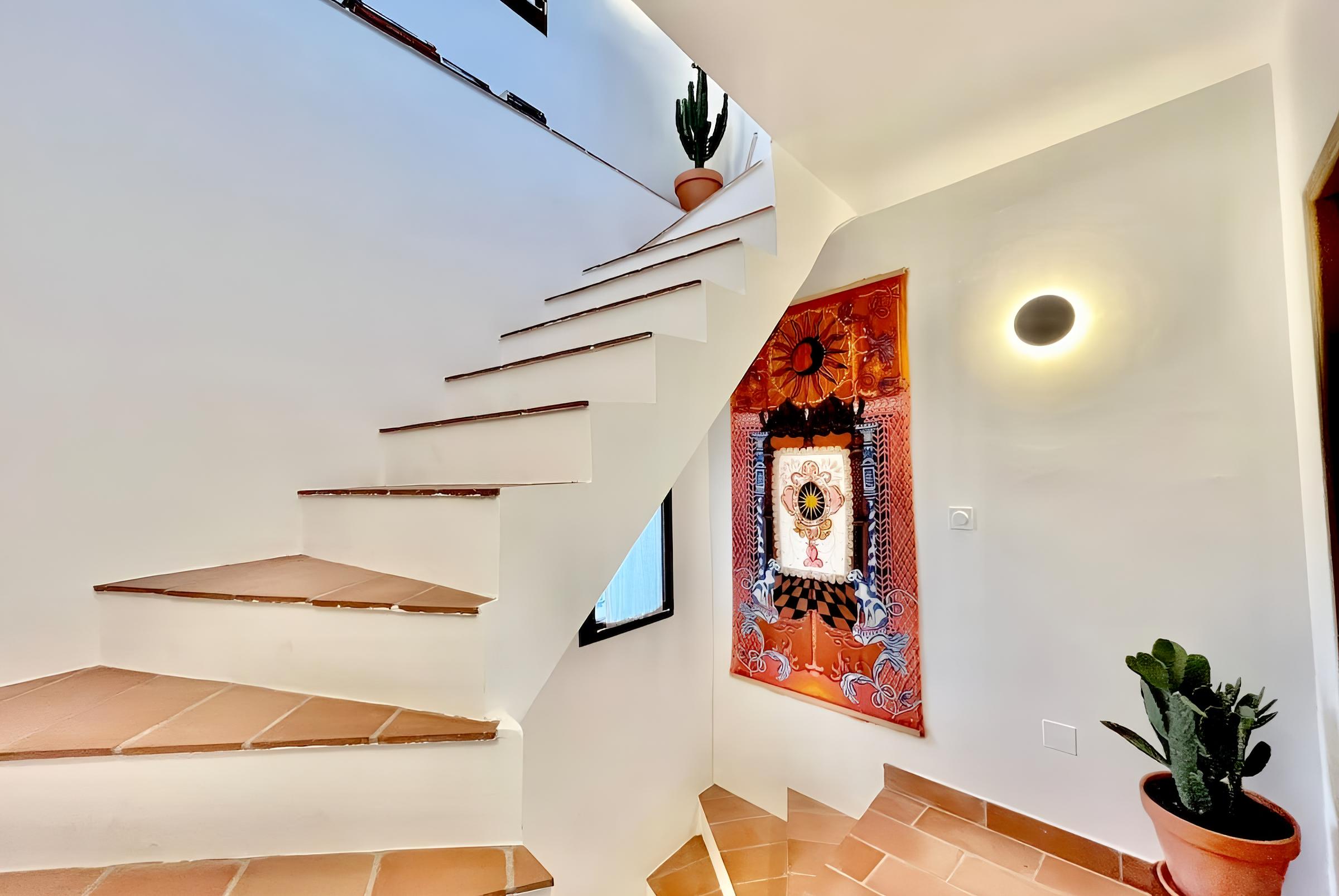 Enjoy stunning Mediterranean views from the historic Château de la Napoule, just steps from Casa-du Pêcheur. The charming stone tower reflects the region’s rich history, while the serene waters and distant hills offer tranquility. Only 50 meters from the beach, it's the perfect seaside getaway.