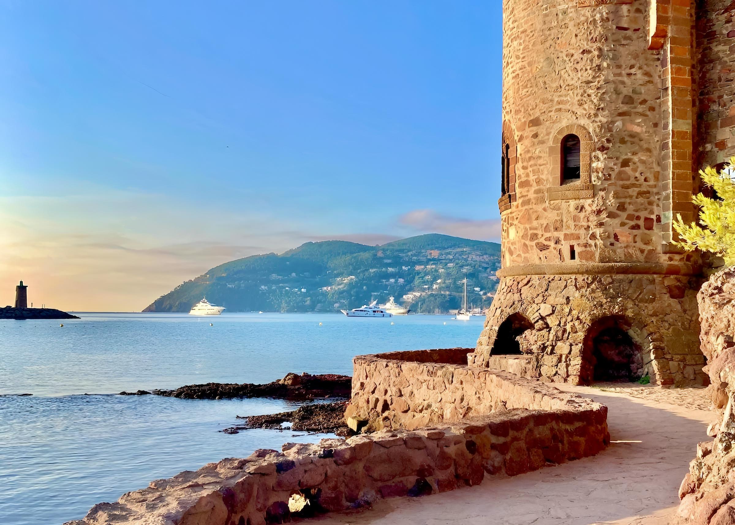 Enjoy stunning Mediterranean views from the historic Château de la Napoule, just steps from Casa-du Pêcheur. The charming stone tower reflects the region’s rich history, while the serene waters and distant hills offer tranquility. Only 50 meters from the beach, it's the perfect seaside getaway.