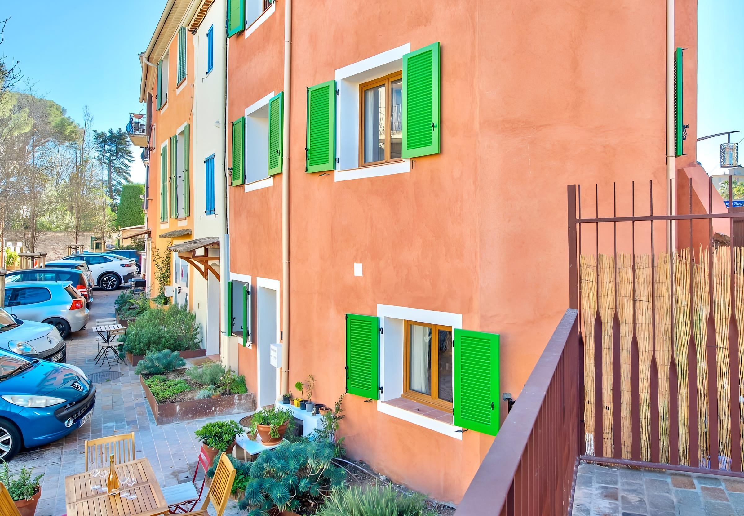 The exterior of the house features a charming terracotta facade with traditional green shutters, adding a touch of Provençal charm. The peaceful, cobblestone street in front of the house creates a picturesque setting, inviting guests to explore the quaint village and discover its hidden gems.