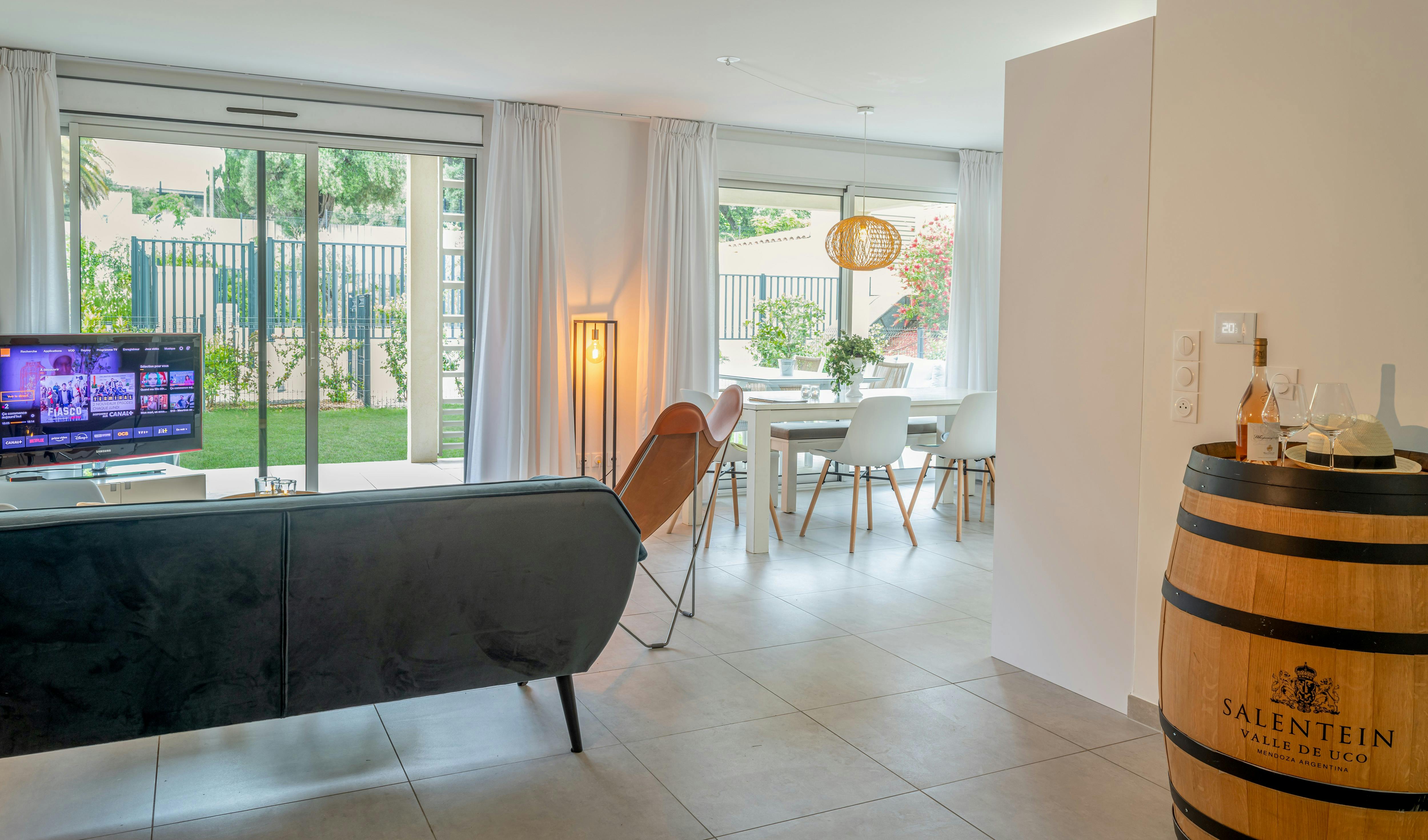 Casa-Jardin Secret Superb Apart with Aircon & Pool