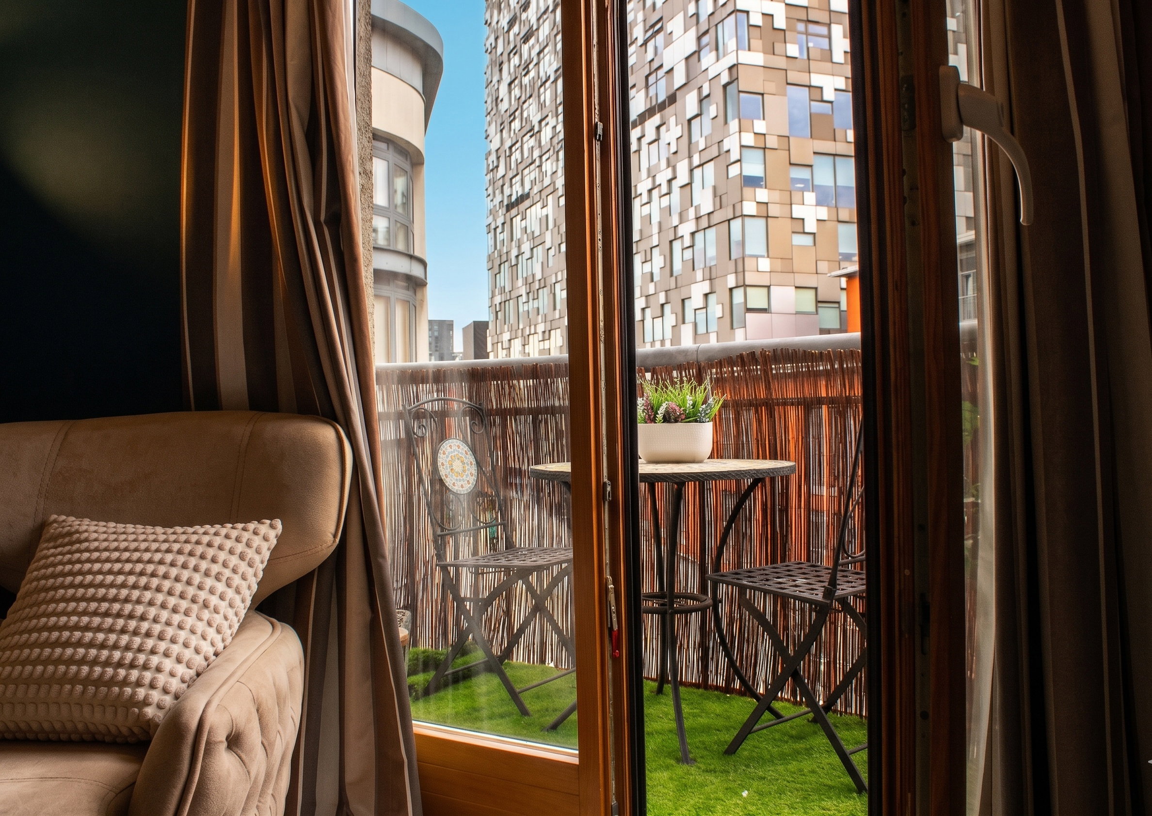 B1 Executive Stay | Parking, Workspace & 2 Bathrooms