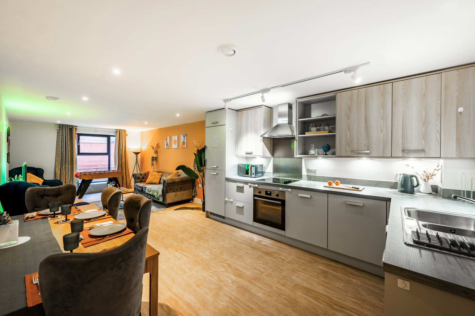 Huge Digbeth Apt, Sleeps 8, 5bed, Free Parking.