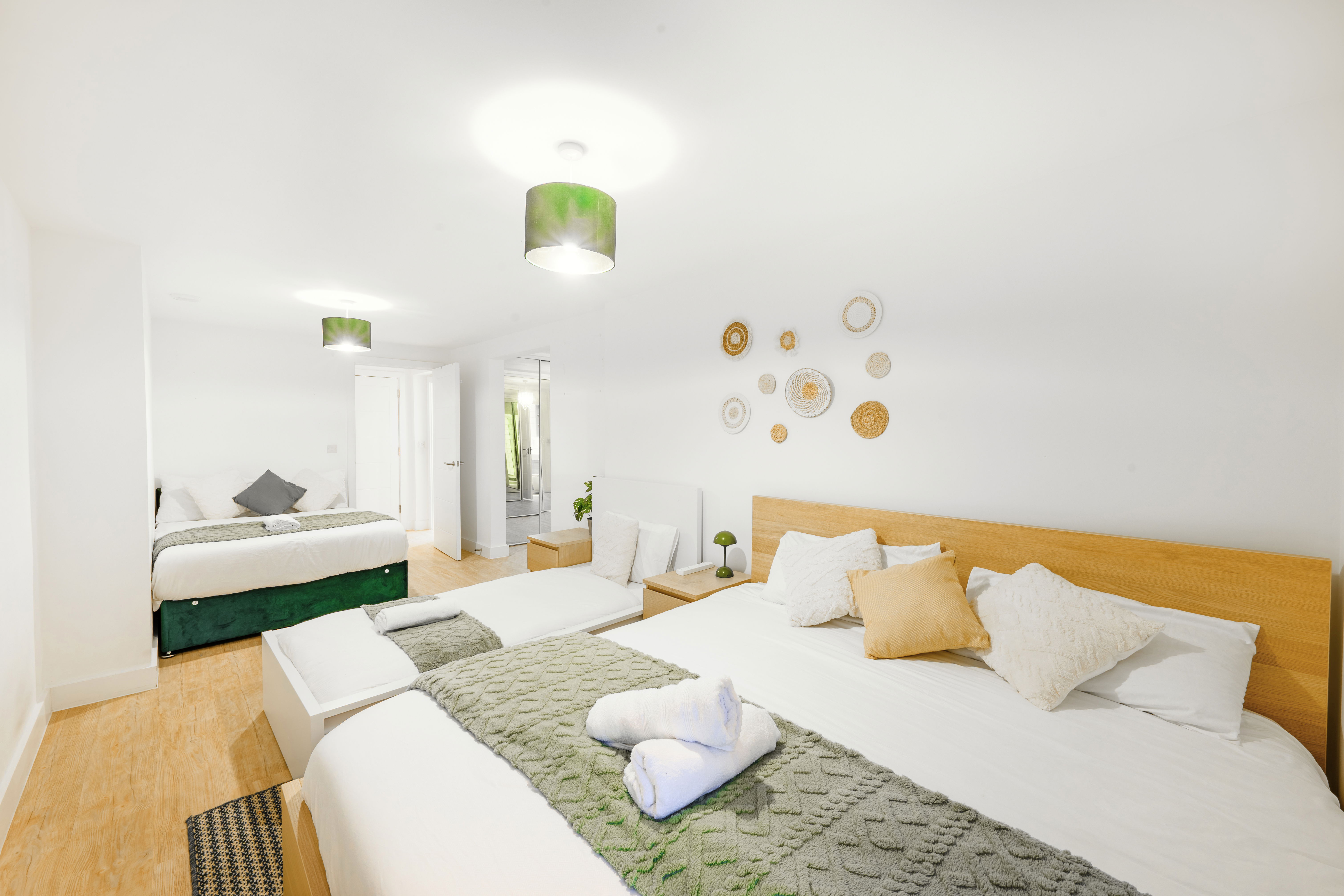 Spacious 5-Bed Apartment for Groups · Free Parking