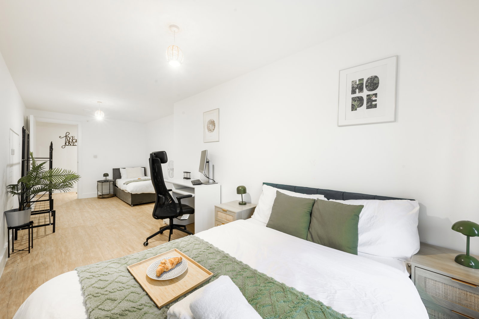 Huge Digbeth Apt, Sleeps 8, 5bed, Free Parking.