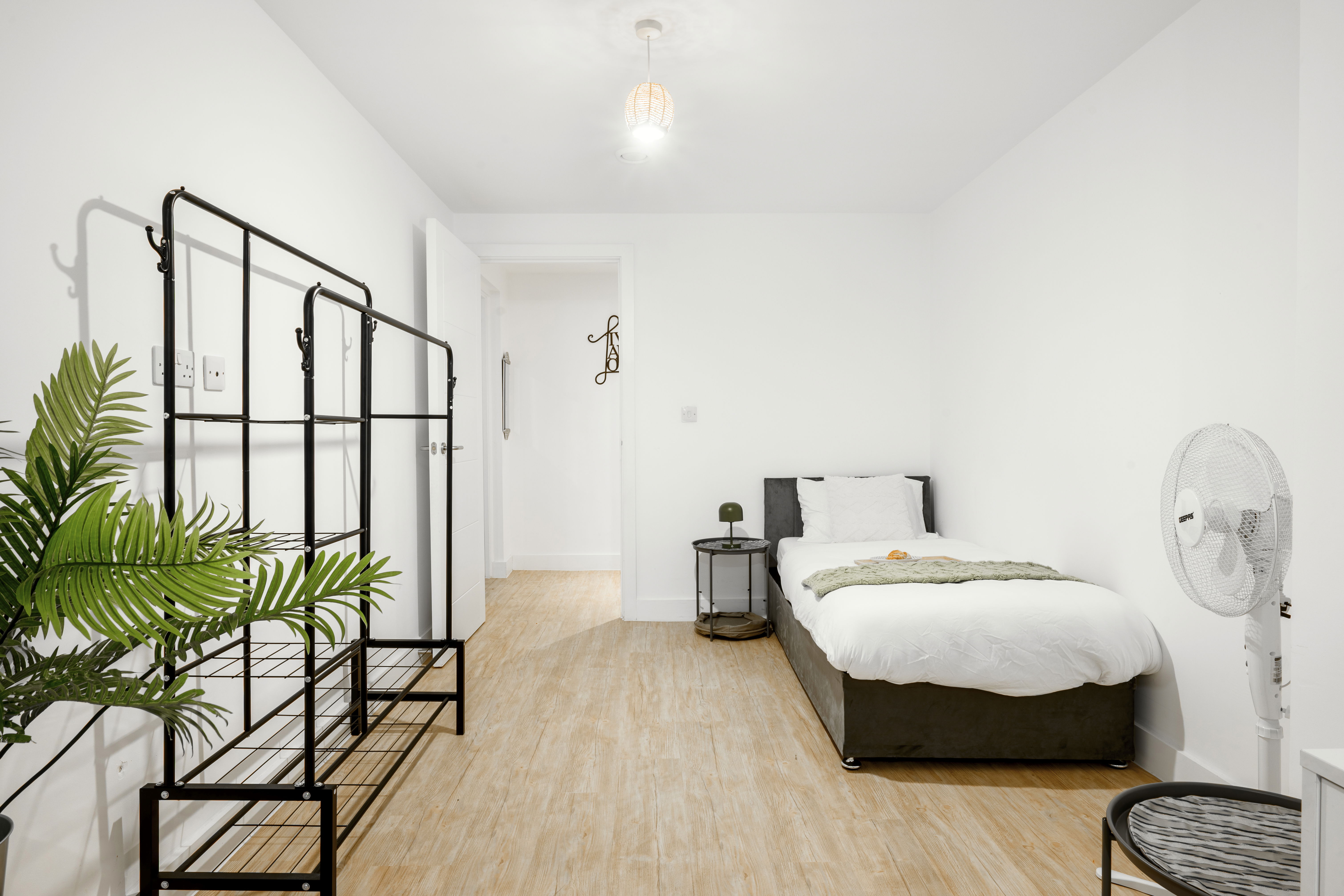 Spacious 5-Bed Apartment for Groups · Free Parking