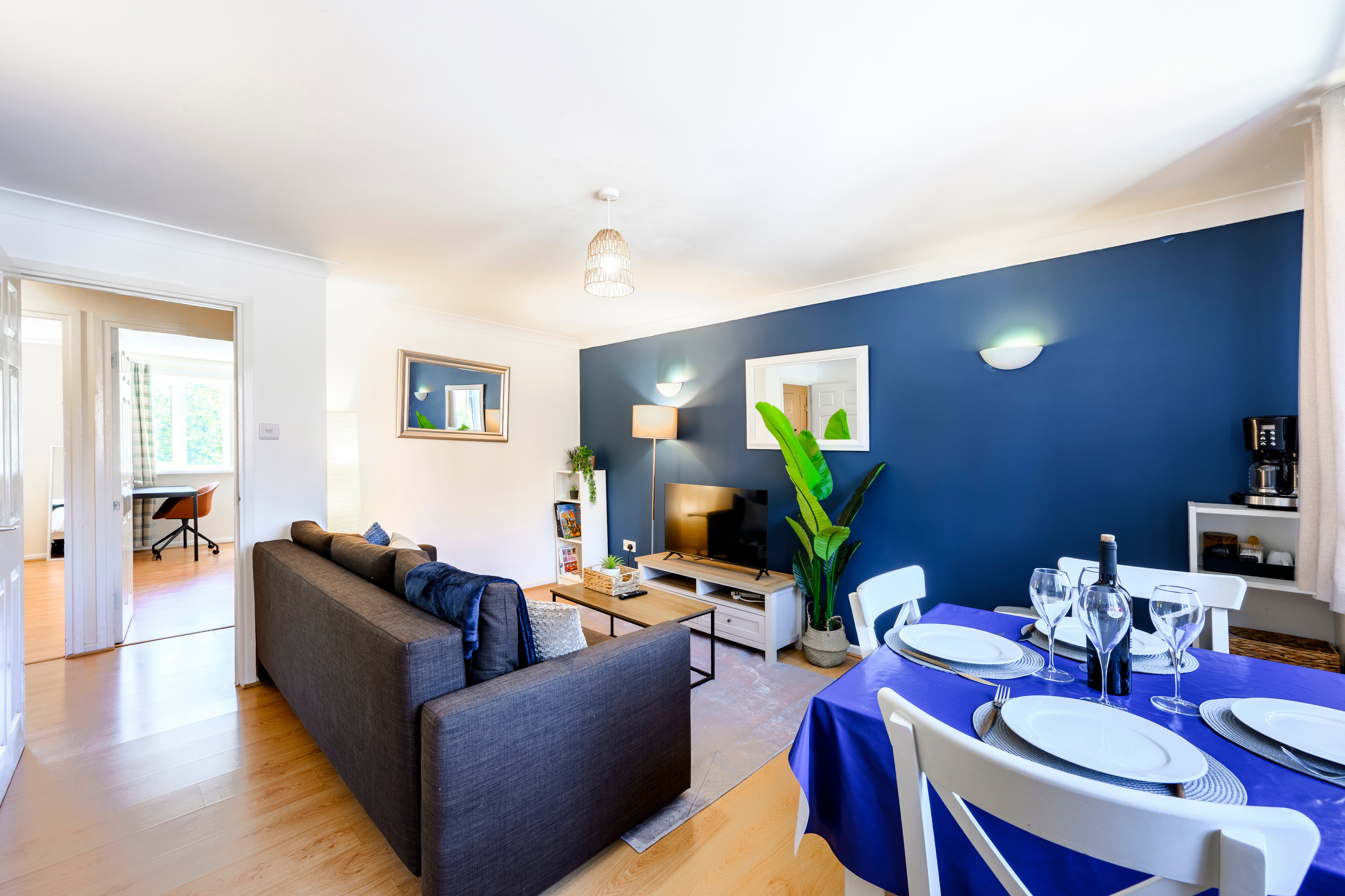 Stylish 2-Bed Apt · Canals & Brindleyplace · Free Parking · Sleeps 6