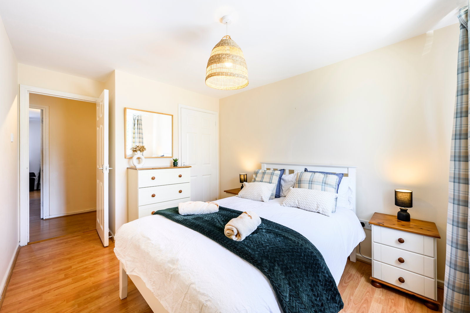 Stylish 2-Bed Apt · Canals & Brindleyplace · Free Parking · Sleeps 6