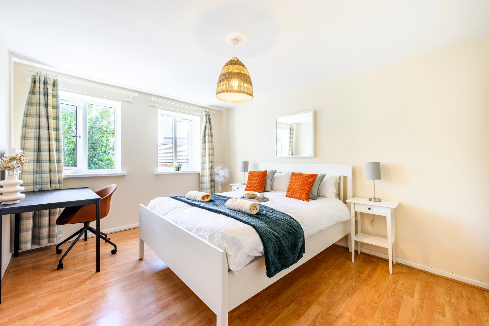 Stylish 2-Bed Apt · Canals & Brindleyplace · Free Parking · Sleeps 6