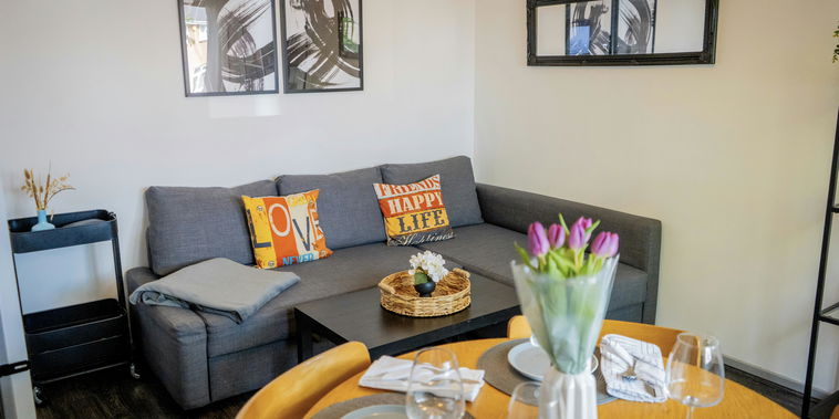 Garden Lodge | Sleeps 4 | Free Parking | No CAZ | Near Hospital
