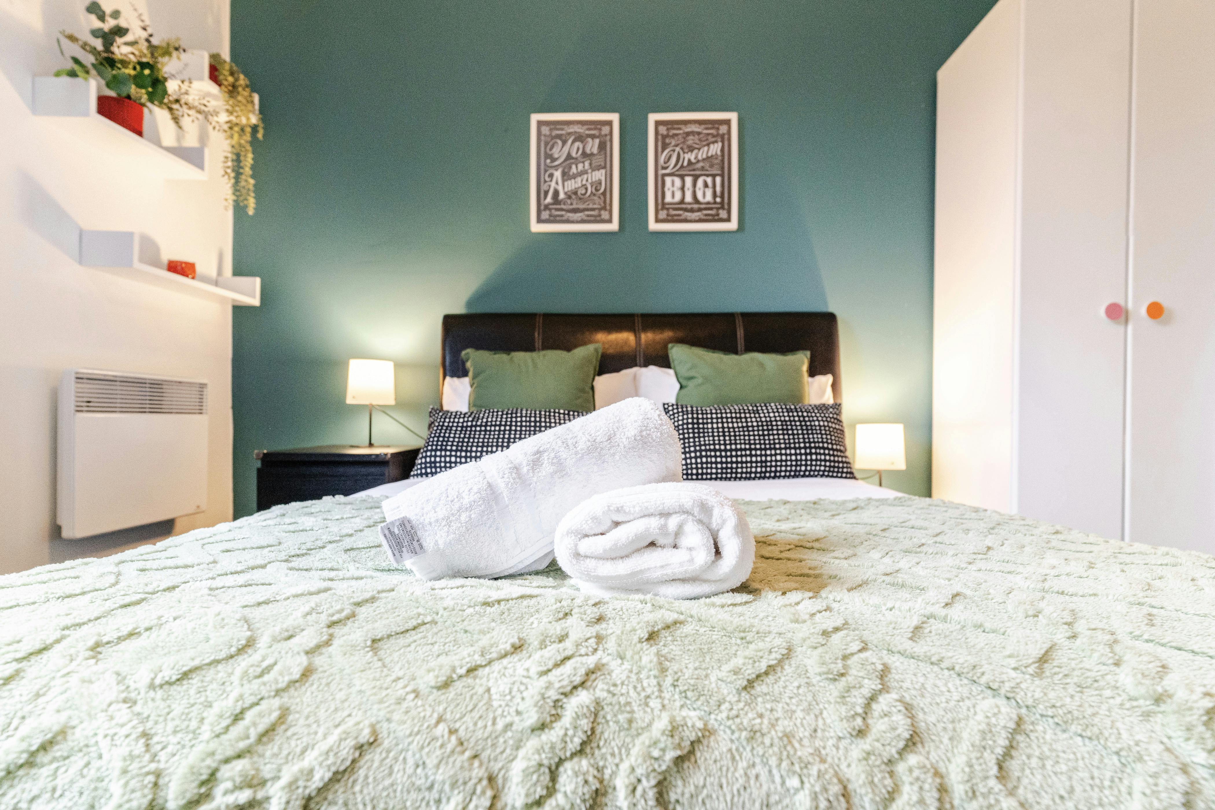 City Centre Oasis: 2BR/2BA Balcony Apt @ The Cube & Mailbox (B1)