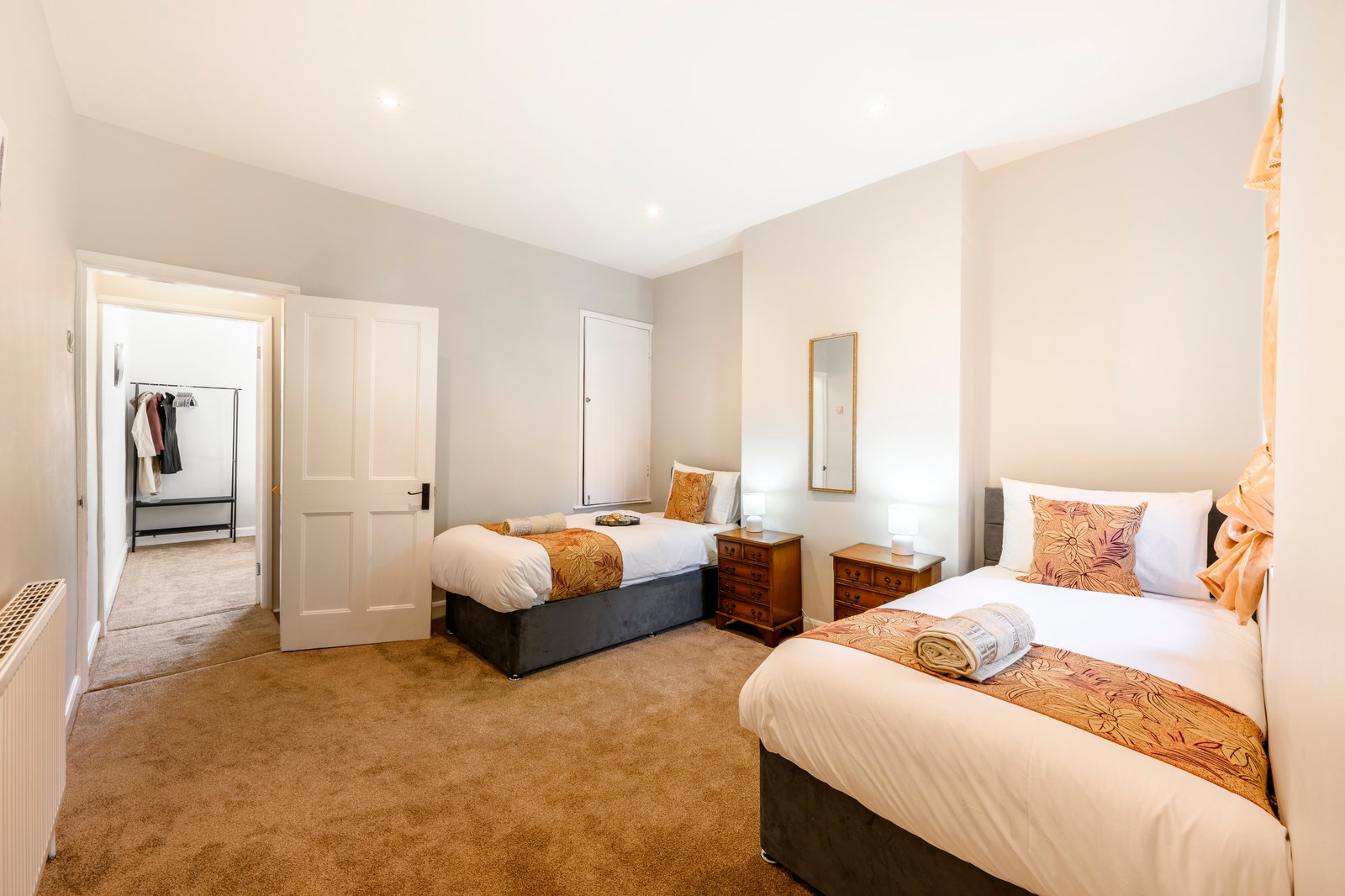Renovated House with Free Parking, Private Garden & 2 Lounges, Hagley Road