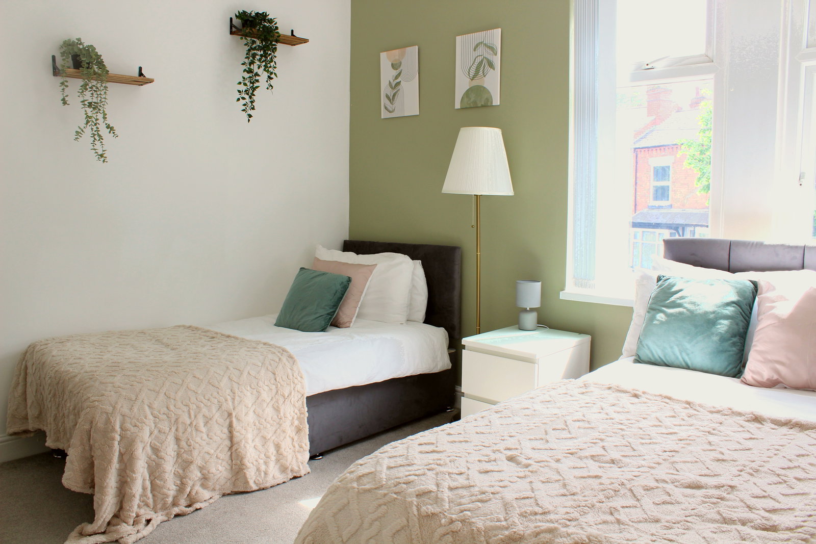 Spacious Renovated 3-Bed Home in Bearwood | Free Parking | Near Hospitals