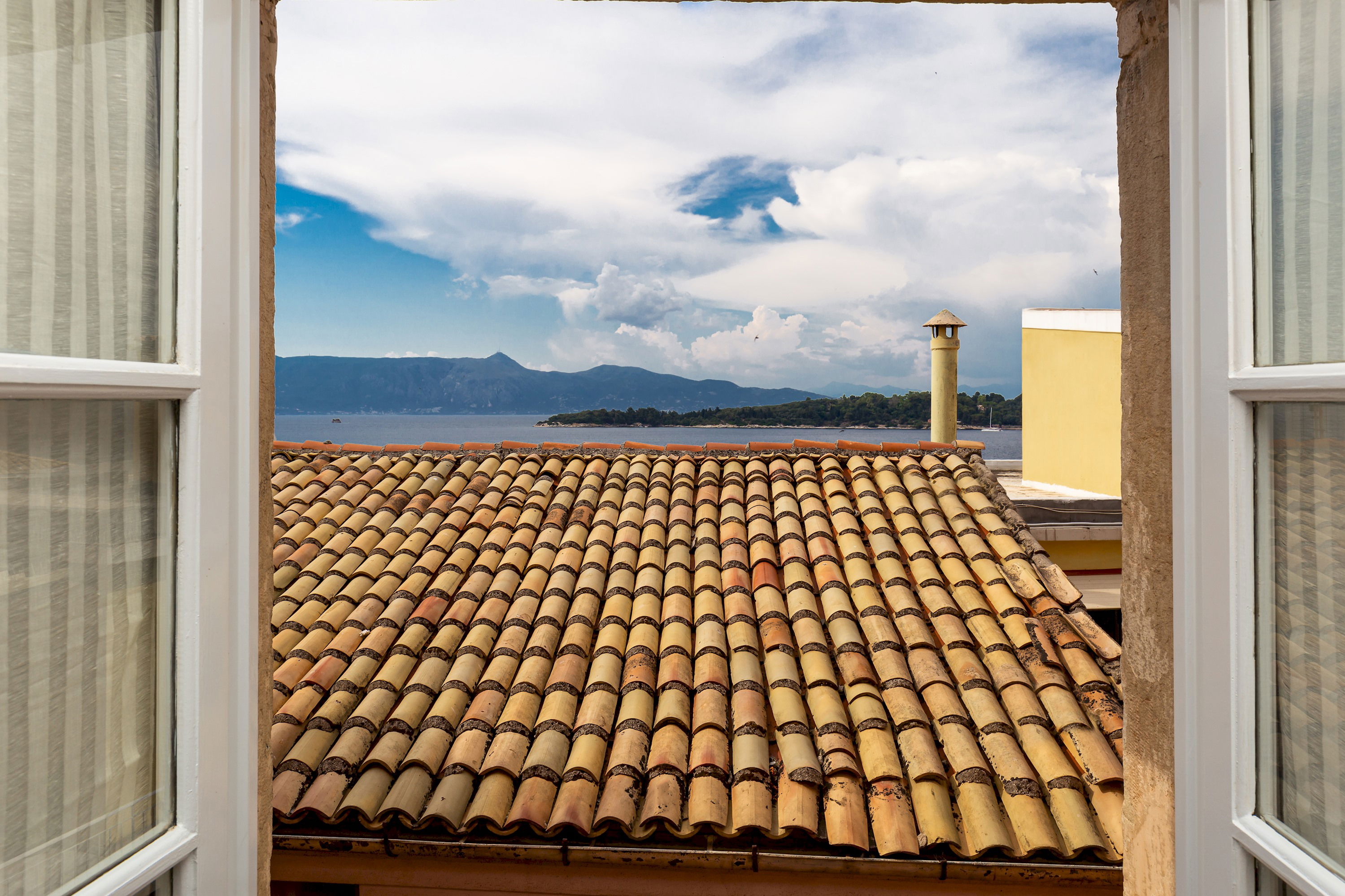 Relaxing atmosphere in the cozy living area. Plenty of natural light!