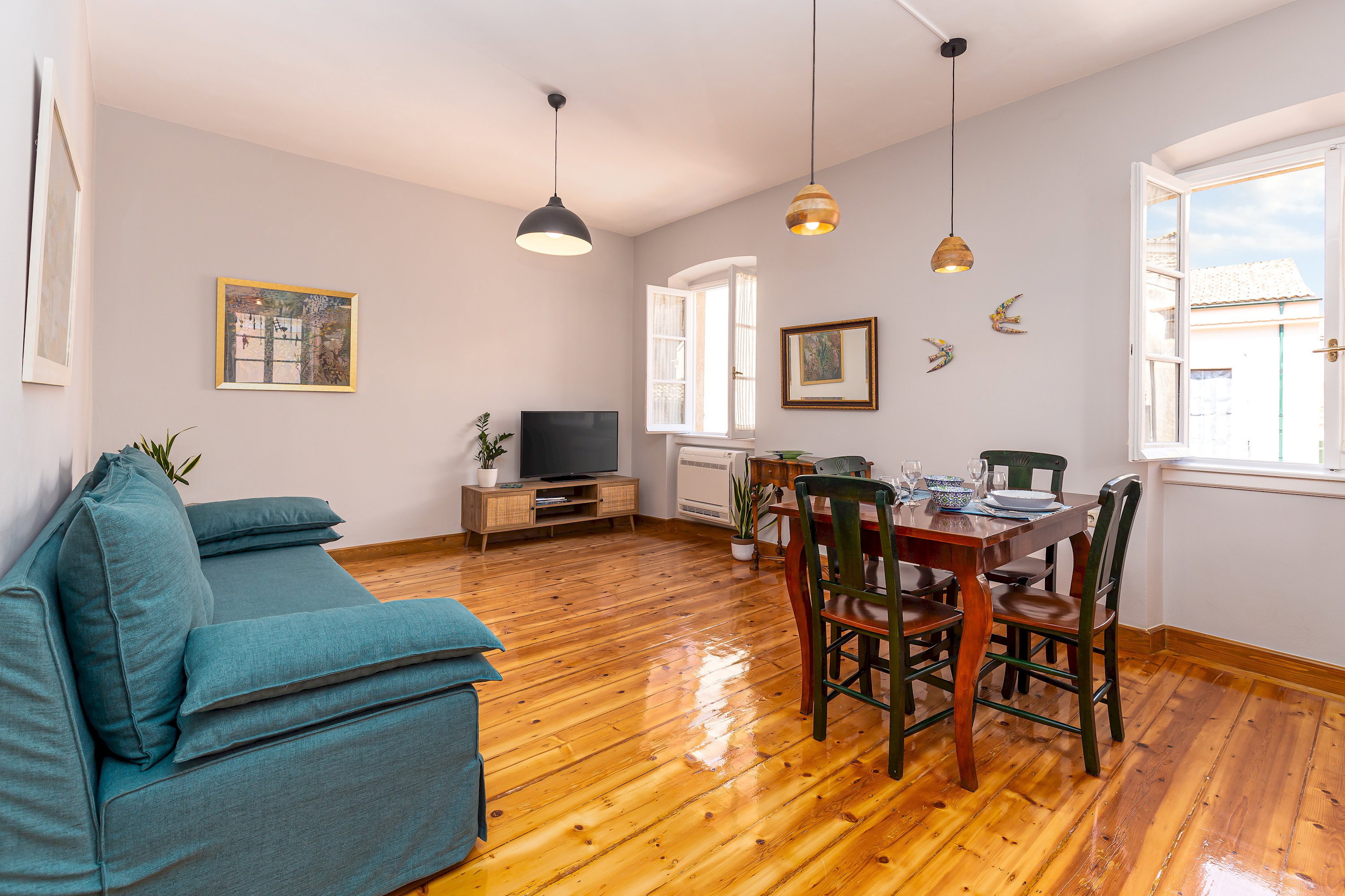 The dinning - sitting area and the large windows provides relaxing atmosphere !