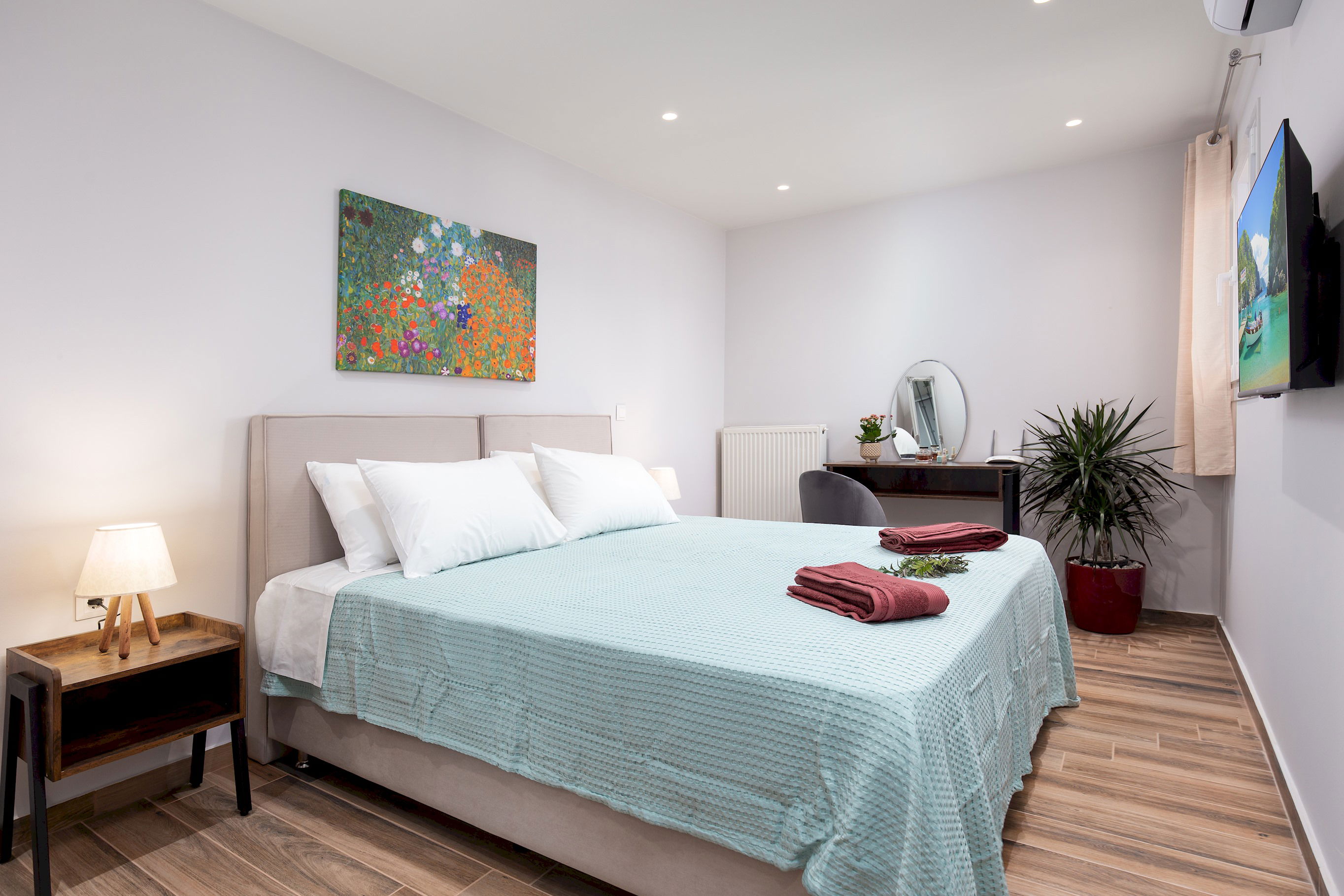 Comfortable space, relaxing atmosphere. All bedrooms with high quality fresh linens, flat screen TV and A/C.