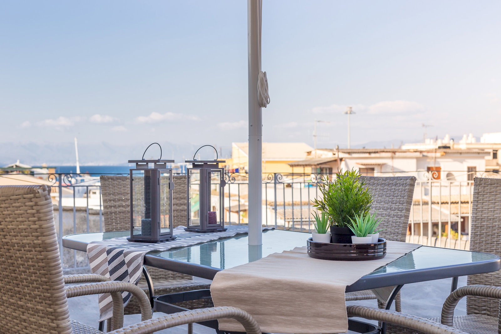 Enjoy the sun rise in the spacious roof sitting area!